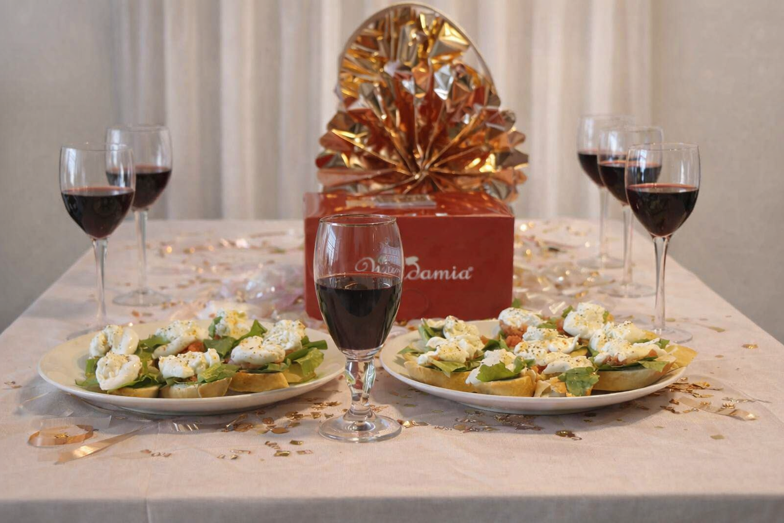 Mesa de catering con bruschettas y aperitivos servidos para un evento