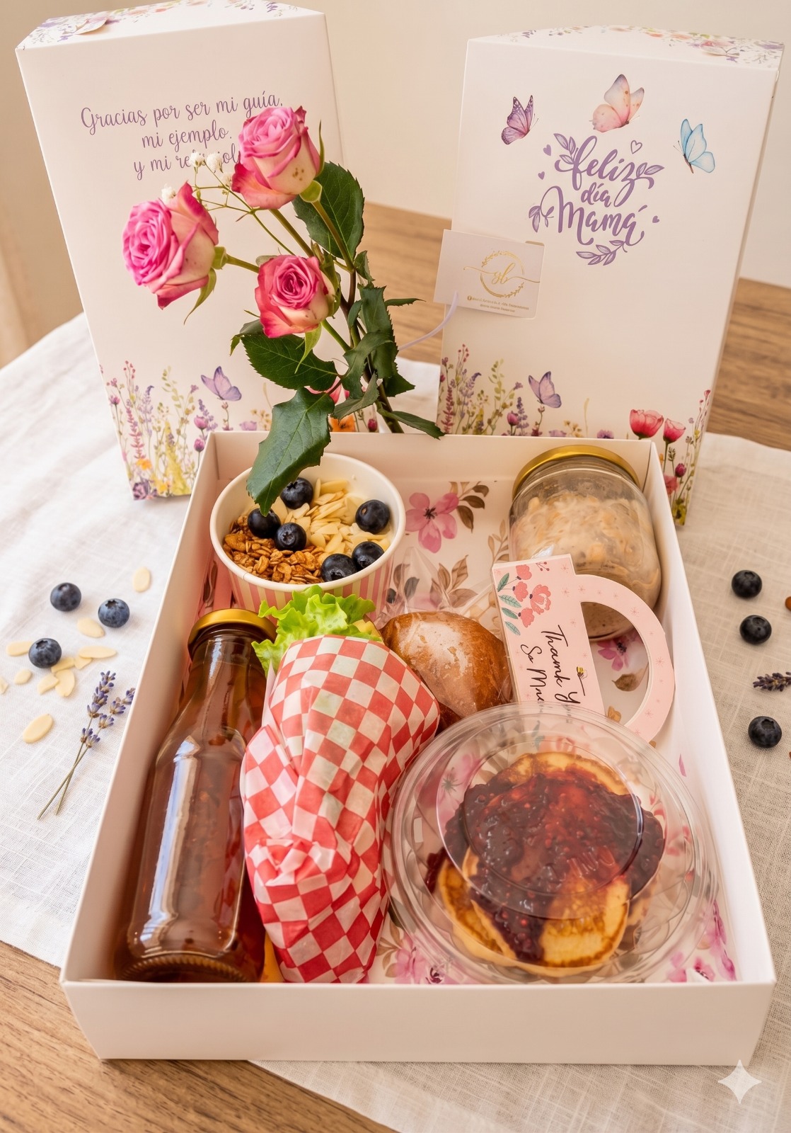 Desayuno sorpresa servido en bandeja con decoración cálida
