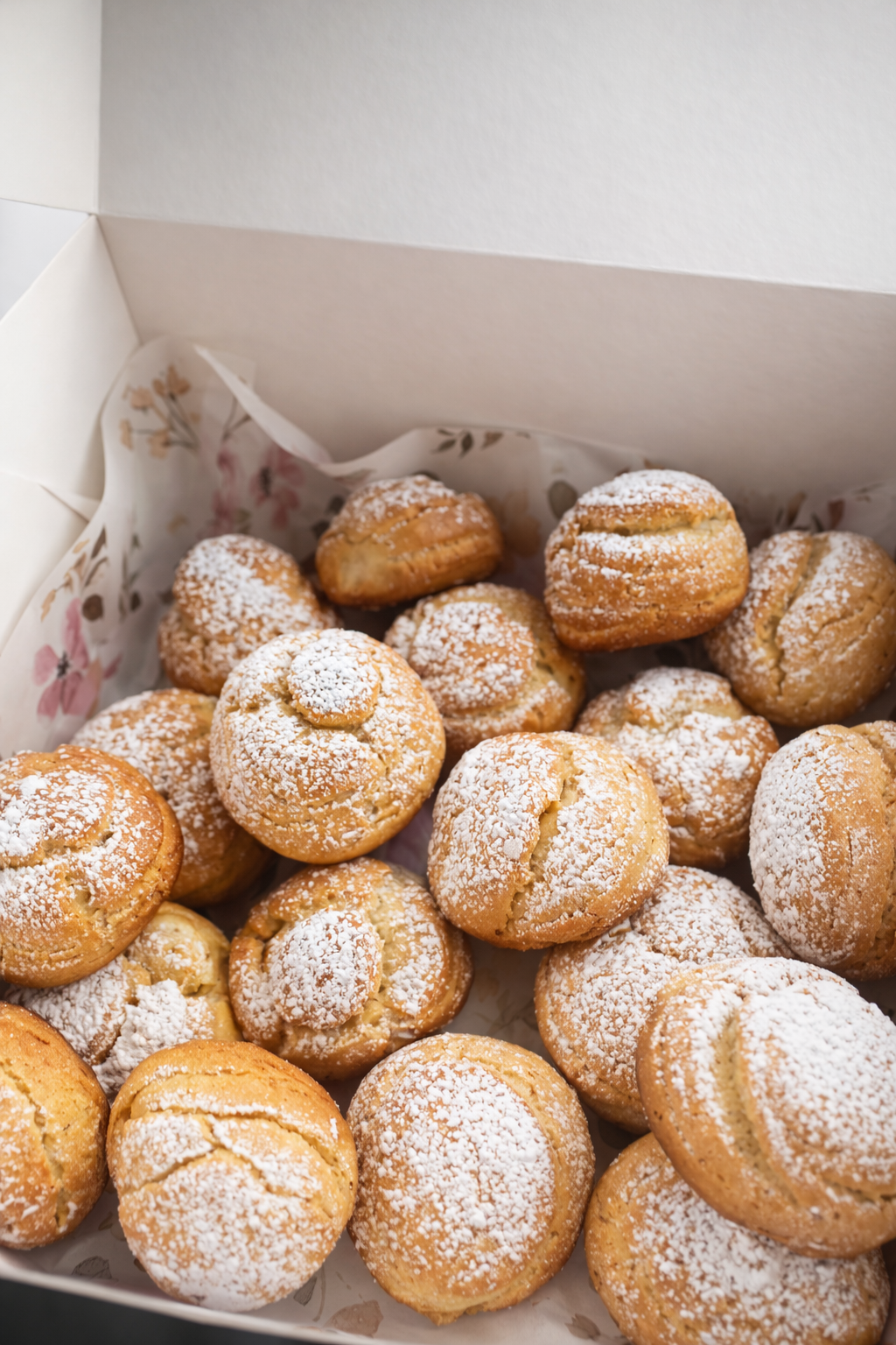 Profiteroles artesanales dispuestos sobre una mesa de mármol